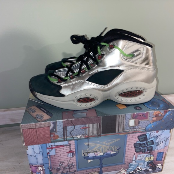 Size 9.5 -Reebok Question Mid x Illumination's Minions Gru's Lab 2020 Basketball - Picture 6 of 11